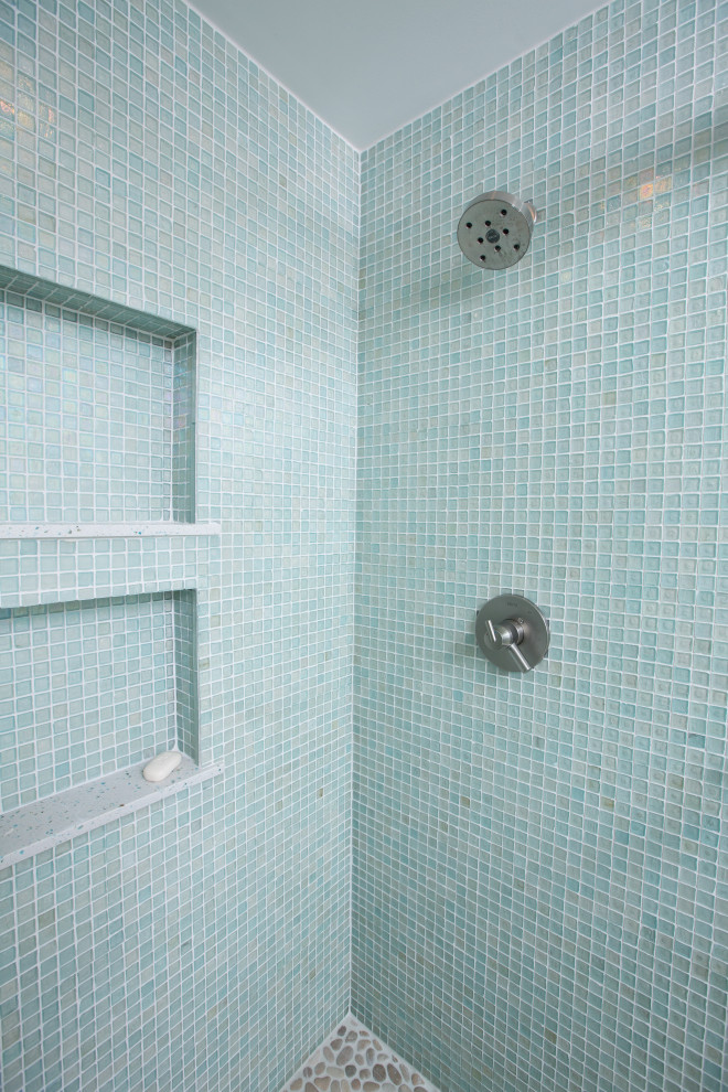 На фото: маленькая ванная комната с фасадами в стиле шейкер, белыми фасадами, душем в нише, унитазом-моноблоком, зеленой плиткой, стеклянной плиткой, синими стенами, полом из керамогранита, душевой кабиной, врезной раковиной, столешницей из искусственного кварца, бежевым полом, душем с распашными дверями, зеленой столешницей, нишей, тумбой под одну раковину и встроенной тумбой для на участке и в саду с