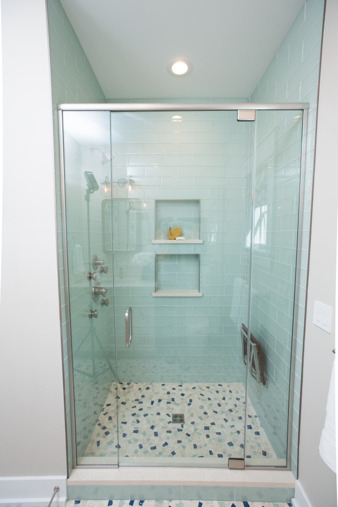 Стильный дизайн: ванная комната среднего размера с фасадами в стиле шейкер, белыми фасадами, душем в нише, унитазом-моноблоком, зеленой плиткой, стеклянной плиткой, бежевыми стенами, полом из галечной плитки, душевой кабиной, врезной раковиной, столешницей из искусственного кварца, бежевым полом, душем с распашными дверями, бежевой столешницей, нишей, тумбой под одну раковину и встроенной тумбой - последний тренд