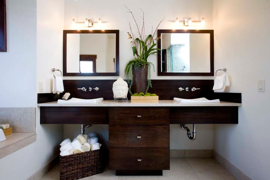 Idée de décoration pour une salle de bain principale asiatique en bois foncé de taille moyenne avec un placard à porte plane, une baignoire posée, un mur blanc, un lavabo posé, un plan de toilette en granite, un sol en travertin, un sol beige et un plan de toilette beige.