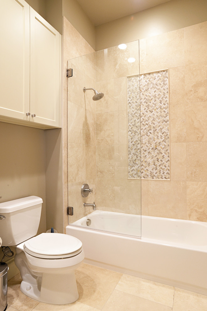 Exempel på ett mellanstort klassiskt en-suite badrum, med luckor med infälld panel, grå skåp, ett platsbyggt badkar, en dusch/badkar-kombination, en toalettstol med separat cisternkåpa, beige kakel, stenhäll, beige väggar, mörkt trägolv, ett fristående handfat och bänkskiva i betong