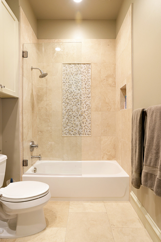 Inspiration för mellanstora klassiska en-suite badrum, med luckor med infälld panel, grå skåp, ett platsbyggt badkar, en dusch/badkar-kombination, en toalettstol med separat cisternkåpa, beige kakel, stenhäll, beige väggar, mörkt trägolv, ett fristående handfat och bänkskiva i betong