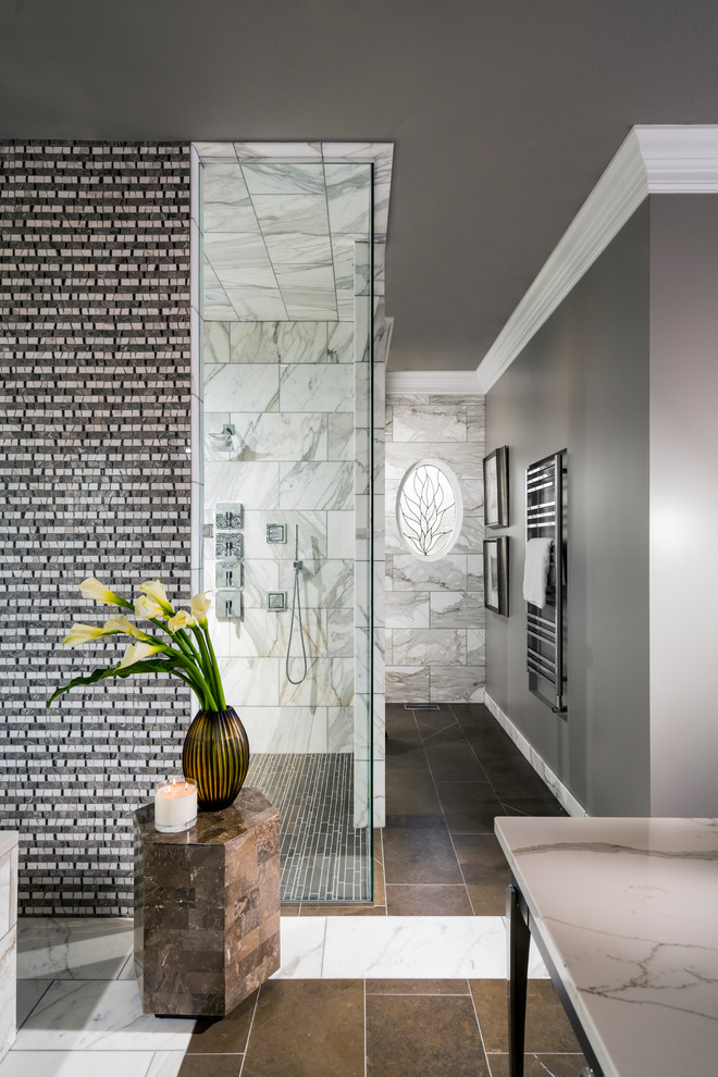 Inredning av ett klassiskt stort vit vitt en-suite badrum, med en hörndusch, grå kakel, marmorkakel, grå väggar, marmorgolv, bänkskiva i kvartsit och flerfärgat golv