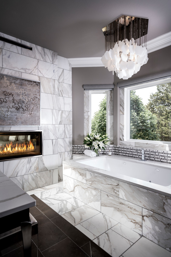 Idées déco pour une grande salle de bain principale classique avec une baignoire encastrée, un carrelage gris, du carrelage en marbre, un mur gris, un sol en marbre et un sol blanc.