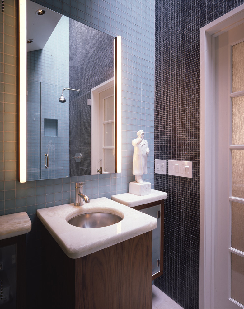 Modern inredning av ett badrum, med mosaik och ett undermonterad handfat
