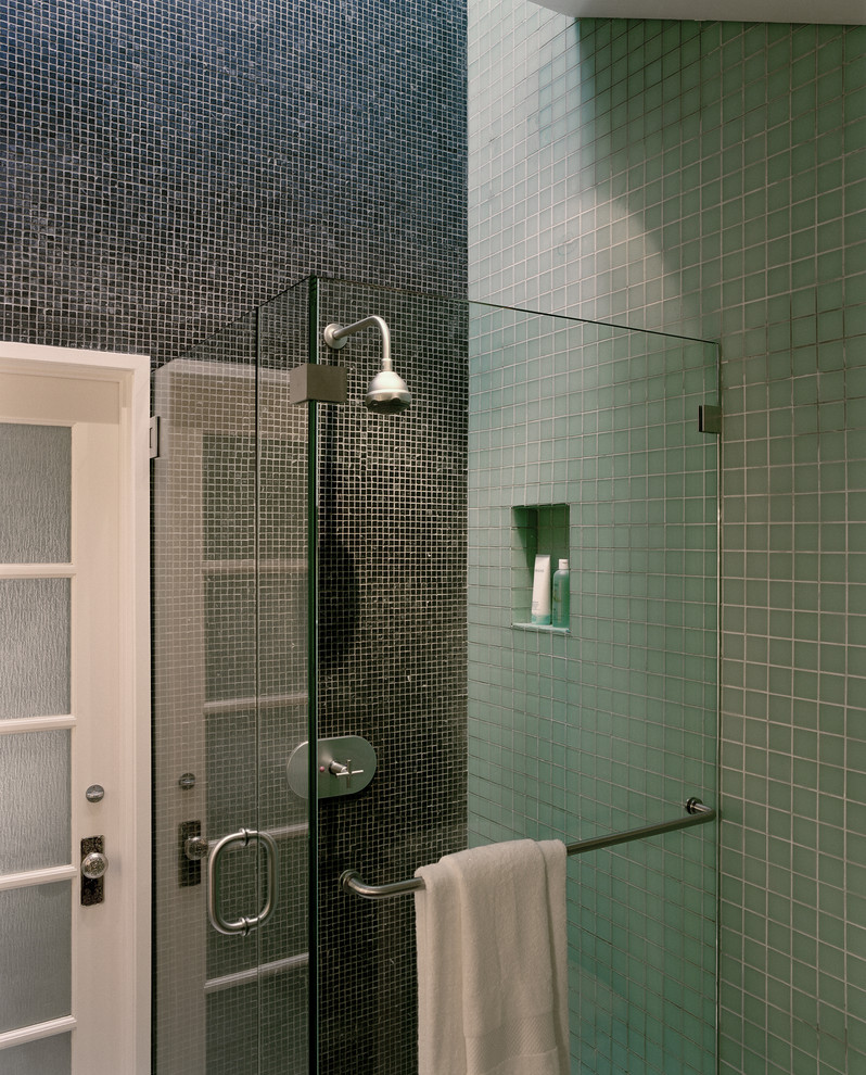 Пример оригинального дизайна: ванная комната в современном стиле с плиткой мозаикой
