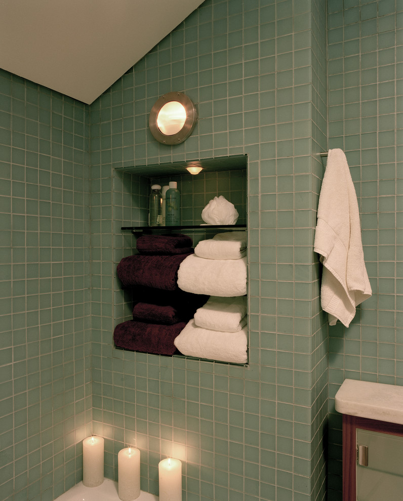 Idéer för funkis badrum, med ett badkar i en alkov