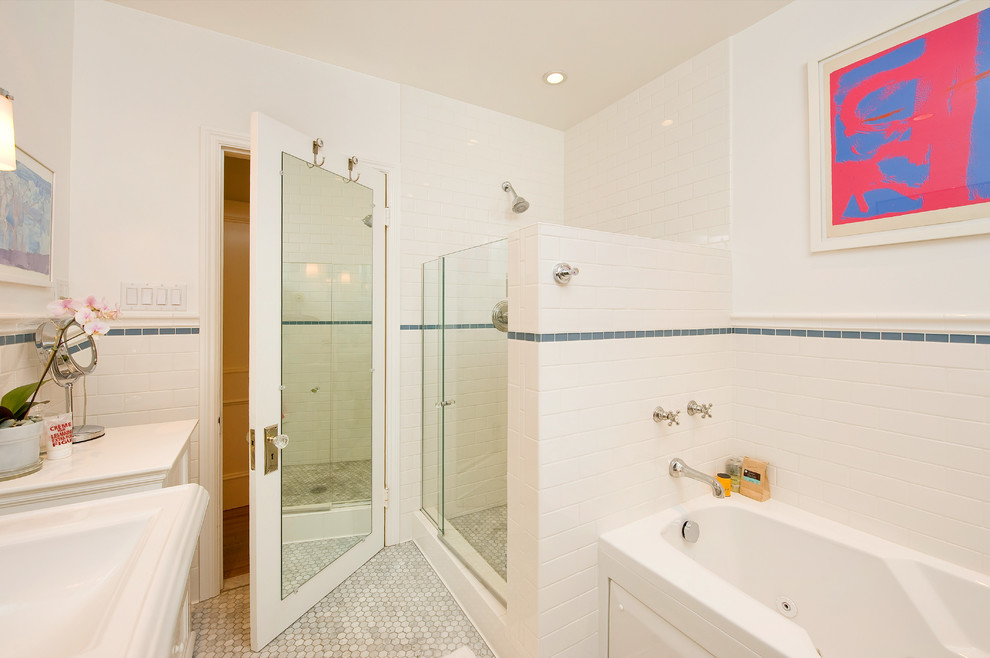 ロサンゼルスにあるトラディショナルスタイルのおしゃれな浴室 (アルコーブ型浴槽、アルコーブ型シャワー、白いタイル) の写真