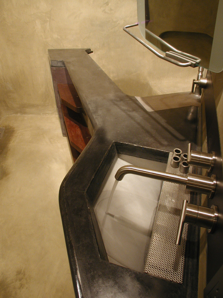 Идея дизайна: главная ванная комната в современном стиле с японской ванной, открытым душем, инсталляцией, бетонным полом, врезной раковиной и столешницей из бетона