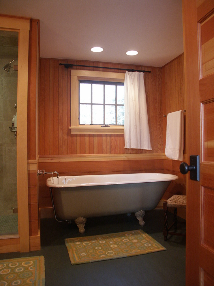 Modelo de cuarto de baño principal rústico grande con bañera con patas, paredes marrones y suelo de baldosas de cerámica
