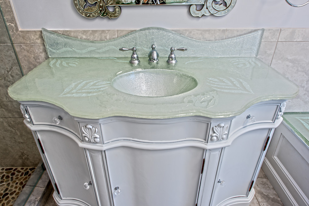 Inredning av ett klassiskt stort en-suite badrum, med möbel-liknande, vita skåp, ett platsbyggt badkar, en hörndusch, beige kakel, keramikplattor, vita väggar, klinkergolv i keramik, ett undermonterad handfat, bänkskiva i glas, beiget golv och dusch med gångjärnsdörr