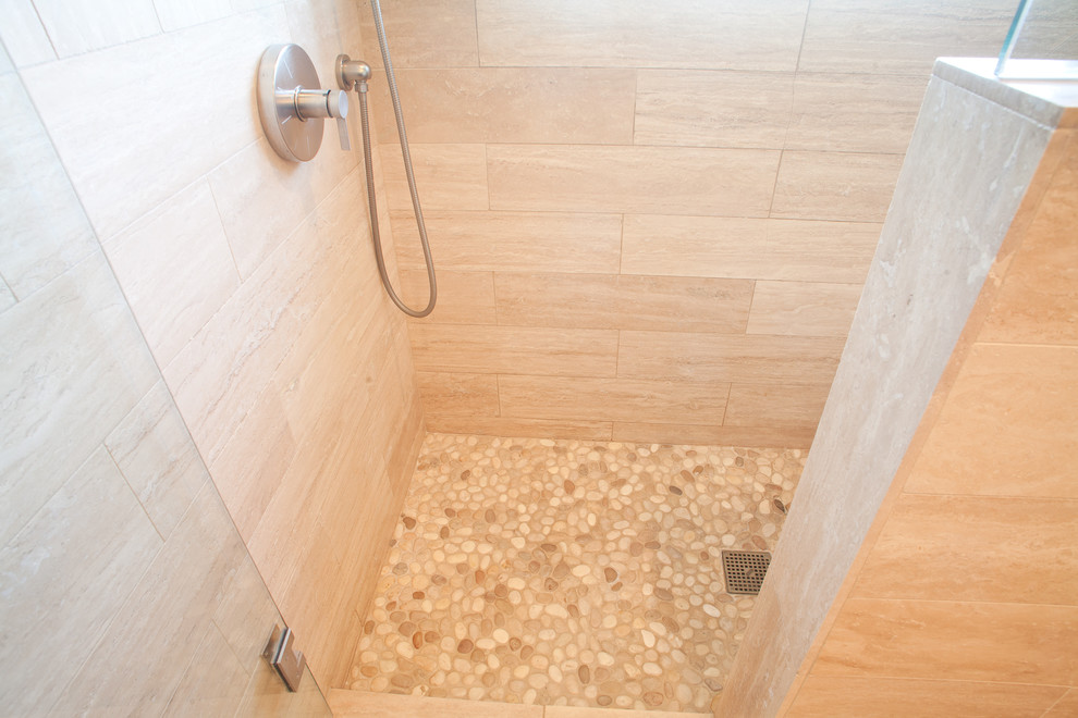 Idée de décoration pour une salle de bain minimaliste en bois foncé de taille moyenne avec un placard avec porte à panneau encastré, un carrelage beige, des carreaux de béton, un mur blanc, un sol en travertin, un lavabo encastré, un sol beige et aucune cabine.