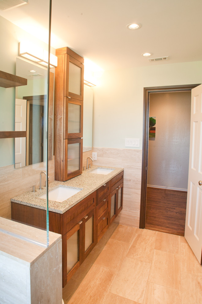Exemple d'une salle de bain moderne en bois foncé de taille moyenne avec des carreaux de béton, un mur blanc, un sol en travertin, un lavabo encastré, un sol beige, aucune cabine, un placard avec porte à panneau encastré et un carrelage beige.