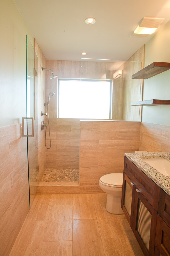 Свежая идея для дизайна: ванная комната среднего размера в стиле модернизм с фасадами с утопленной филенкой, темными деревянными фасадами, душем в нише, бежевой плиткой, цементной плиткой, белыми стенами, полом из травертина, душевой кабиной, врезной раковиной, бежевым полом и открытым душем - отличное фото интерьера