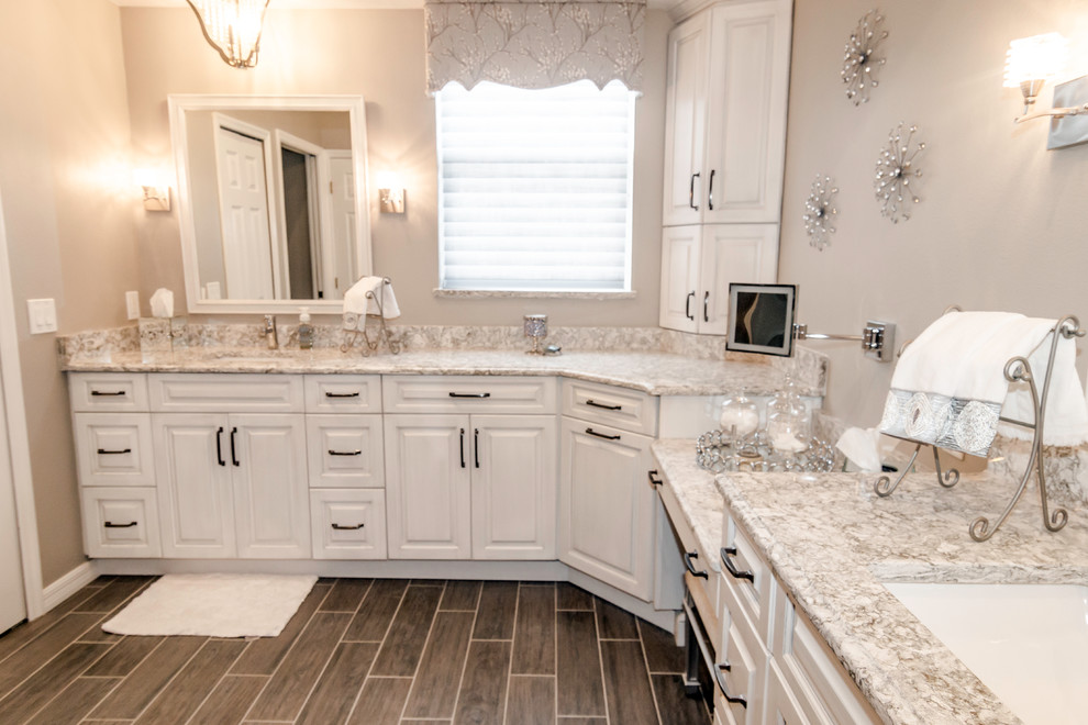 Mittelgroßes Klassisches Badezimmer En Suite mit profilierten Schrankfronten, weißen Schränken, beiger Wandfarbe, Keramikboden, Unterbauwaschbecken, Granit-Waschbecken/Waschtisch und offener Dusche in Tampa