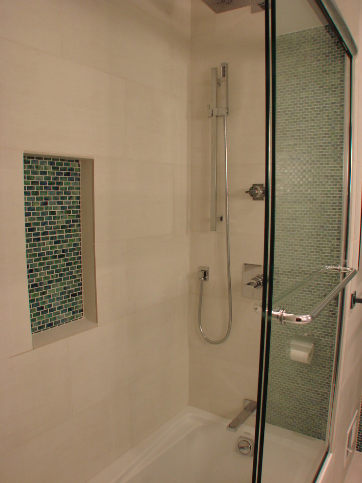 Immagine di una stanza da bagno moderna di medie dimensioni con ante lisce, ante bianche, vasca ad alcova, vasca/doccia, WC monopezzo, piastrelle blu, piastrelle verdi, piastrelle a mosaico, pareti multicolore e lavabo a bacinella