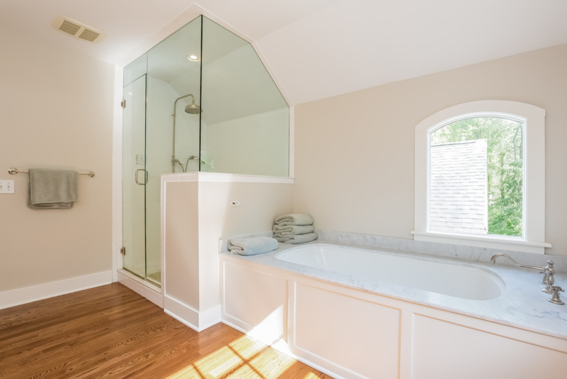 Großes Klassisches Badezimmer En Suite mit weißen Fliesen, Metrofliesen und Falttür-Duschabtrennung in New York