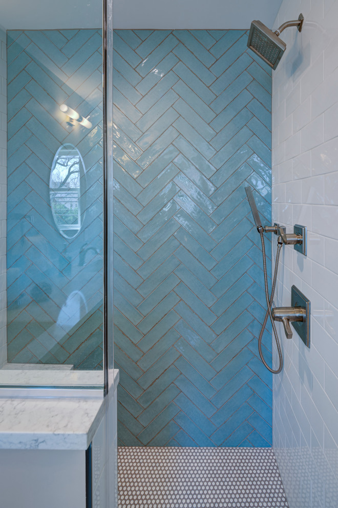 На фото: маленькая главная ванная комната в стиле неоклассика (современная классика) с фасадами в стиле шейкер, синими фасадами, душем в нише, синей плиткой, плиткой кабанчик, белыми стенами, полом из керамической плитки, врезной раковиной, столешницей из искусственного кварца, серым полом, душем с распашными дверями, белой столешницей, сиденьем для душа и тумбой под две раковины для на участке и в саду