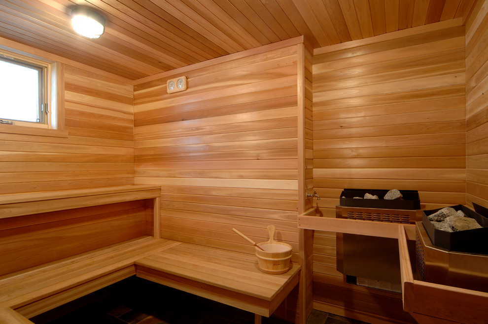 Inspiration pour une salle de bain craftsman en bois clair de taille moyenne avec un placard à porte shaker, un mur beige, un sol en ardoise, un lavabo posé, un plan de toilette en stratifié, un sol gris et une cabine de douche à porte battante.