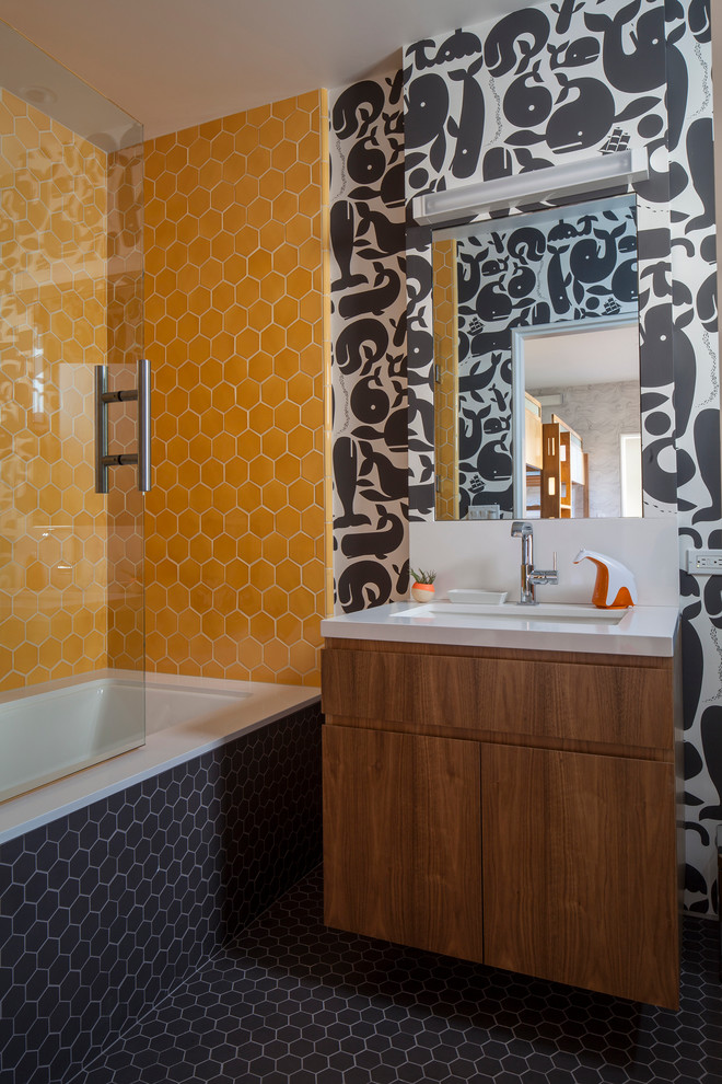 Свежая идея для дизайна: ванная комната в современном стиле с плоскими фасадами, темными деревянными фасадами, ванной в нише, желтой плиткой, душем над ванной, керамической плиткой, разноцветными стенами, полом из мозаичной плитки, врезной раковиной, столешницей из искусственного кварца, черным полом и открытым душем - отличное фото интерьера