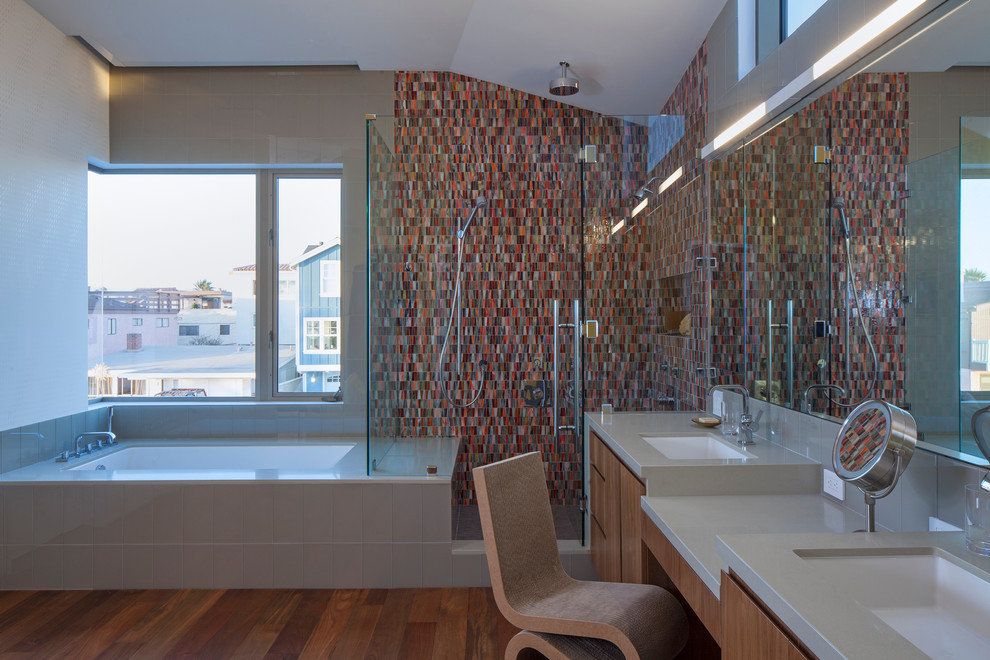 Идея дизайна: большая главная ванная комната в современном стиле с плоскими фасадами, фасадами цвета дерева среднего тона, полновстраиваемой ванной, душем в нише, коричневой плиткой, оранжевой плиткой, красной плиткой, плиткой мозаикой, бежевыми стенами, паркетным полом среднего тона, врезной раковиной, столешницей из искусственного кварца, коричневым полом и душем с распашными дверями