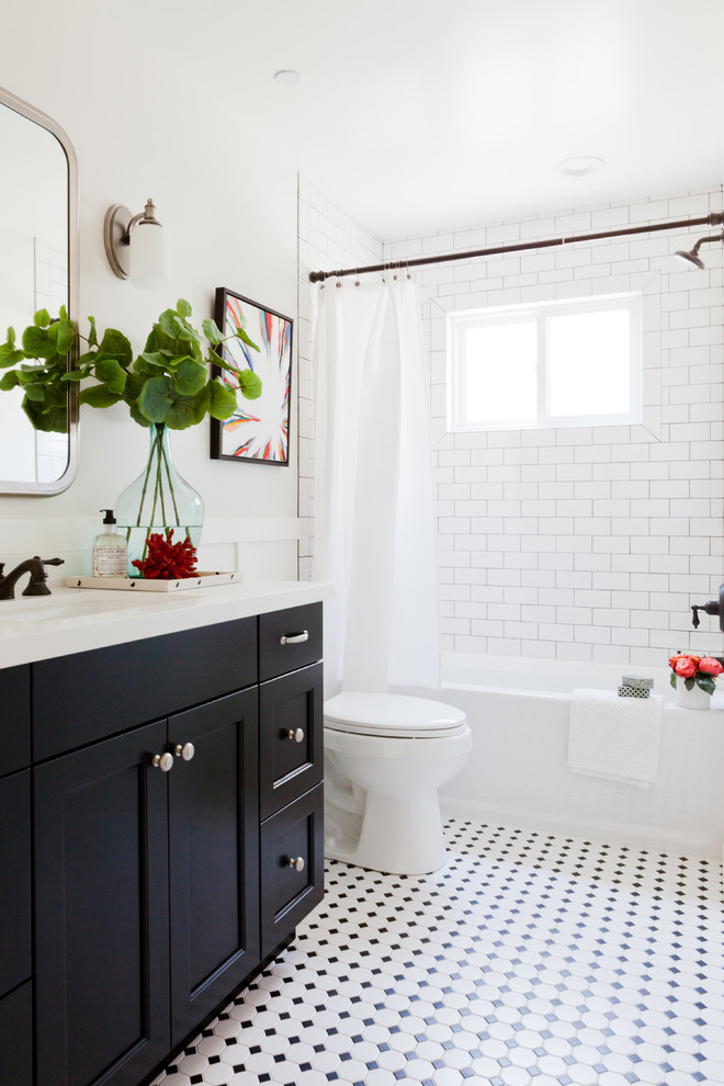 Foto på ett vintage badrum, med skåp i shakerstil, svarta skåp, ett badkar i en alkov, en dusch/badkar-kombination, svart och vit kakel, vit kakel, vita väggar och ett undermonterad handfat