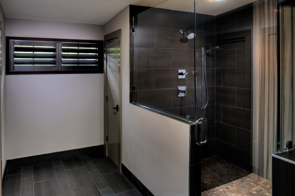 Esempio di una grande stanza da bagno padronale design con doccia doppia, piastrelle nere, piastrelle di cemento, pareti grigie, pavimento in cementine, pavimento grigio e porta doccia a battente