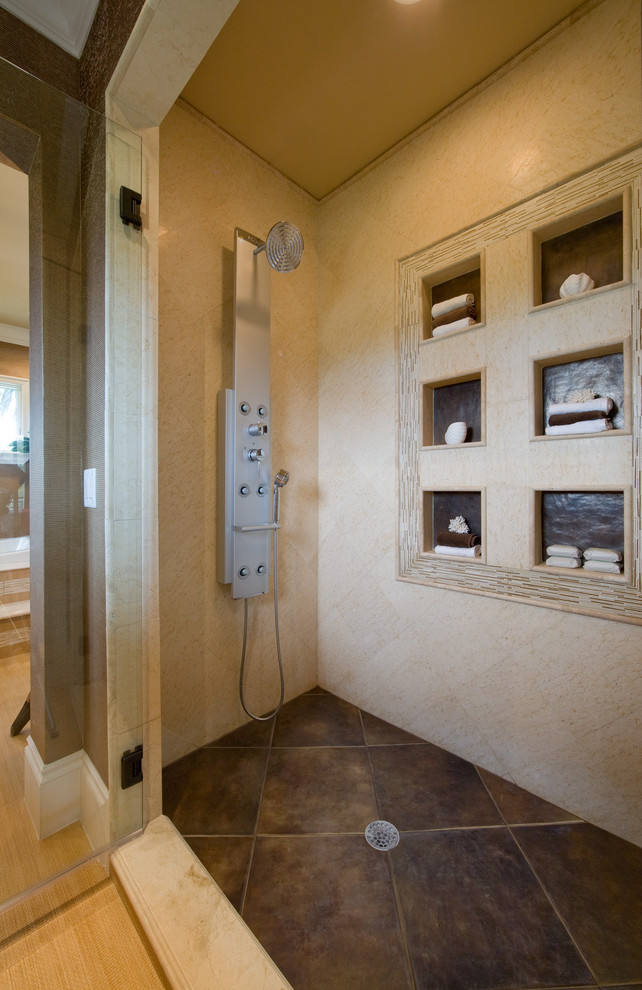 オーランドにあるトロピカルスタイルのおしゃれな浴室の写真