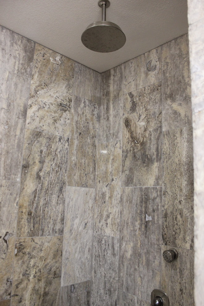 Esempio di una stanza da bagno classica di medie dimensioni con ante con riquadro incassato, ante grigie, doccia alcova, WC a due pezzi, piastrelle grigie, piastrelle in pietra, pareti grigie, pavimento in travertino, lavabo sottopiano e top in granito