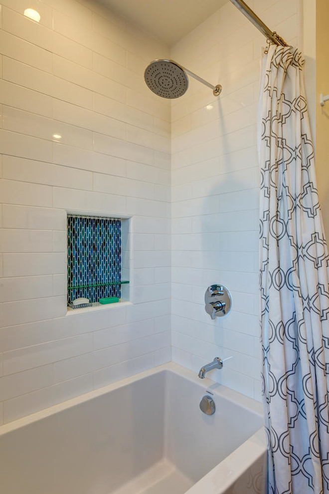 Стильный дизайн: детская ванная комната среднего размера в современном стиле с плоскими фасадами, красными фасадами, ванной в нише, душем над ванной, белой плиткой, плиткой кабанчик, белыми стенами, полом из мозаичной плитки, монолитной раковиной, столешницей из искусственного кварца, серым полом и шторкой для ванной - последний тренд
