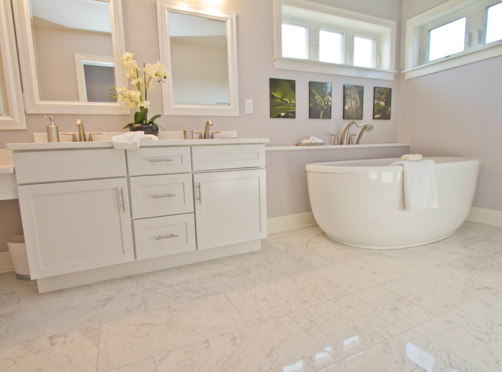 Inredning av ett modernt stort en-suite badrum, med vita skåp, ett japanskt badkar, bänkskiva i kvarts, skåp i shakerstil, beige väggar, marmorgolv, ett undermonterad handfat och vitt golv