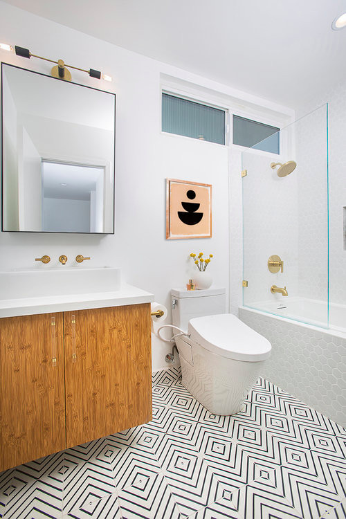 Foto på ett mellanstort minimalistiskt badrum, med släta luckor, skåp i mellenmörkt trä, ett badkar i en alkov, en dusch/badkar-kombination, en bidé, mosaik, vita väggar, klinkergolv i keramik, ett avlångt handfat, flerfärgat golv och med dusch som är öppen