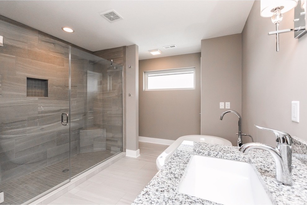 Cette photo montre une salle de bain principale moderne en bois foncé de taille moyenne avec un placard à porte plane, une baignoire indépendante, une douche ouverte, un carrelage gris, des carreaux de céramique, un plan de toilette en granite et une cabine de douche à porte battante.