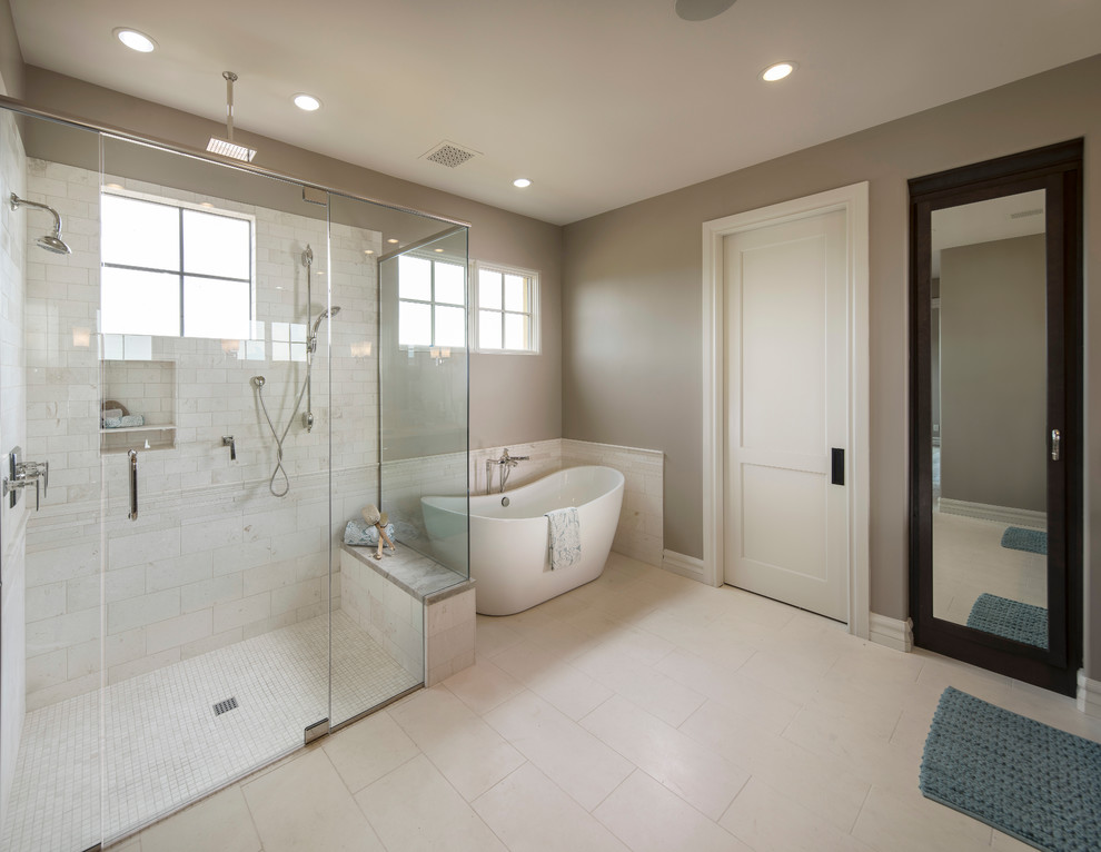 Foto på ett medelhavsstil en-suite badrum, med skåp i mellenmörkt trä, ett fristående badkar och beige väggar
