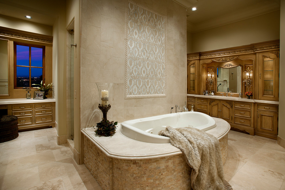 Пример оригинального дизайна: огромная главная ванная комната в средиземноморском стиле с фасадами островного типа, коричневыми фасадами, отдельно стоящей ванной, душем в нише, унитазом-моноблоком, разноцветной плиткой, мраморной плиткой, бежевыми стенами, полом из мозаичной плитки, настольной раковиной, мраморной столешницей, бежевым полом, душем с распашными дверями и разноцветной столешницей
