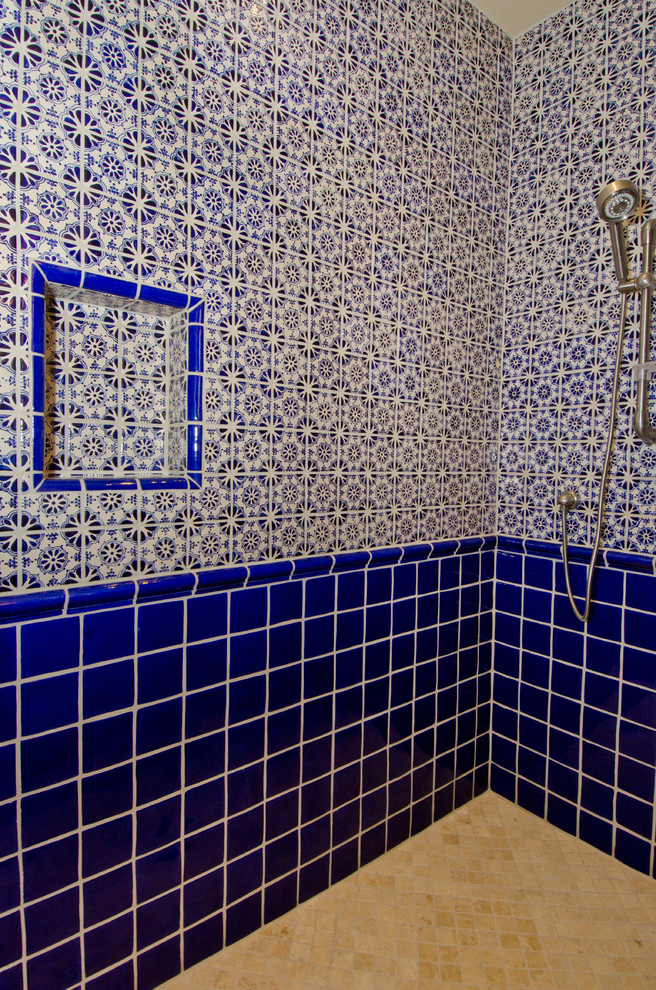 На фото: ванная комната среднего размера в стиле фьюжн с врезной раковиной, фасадами с утопленной филенкой, белыми фасадами, столешницей из известняка, накладной ванной, душем в нише, синей плиткой, бежевыми стенами и полом из терракотовой плитки с