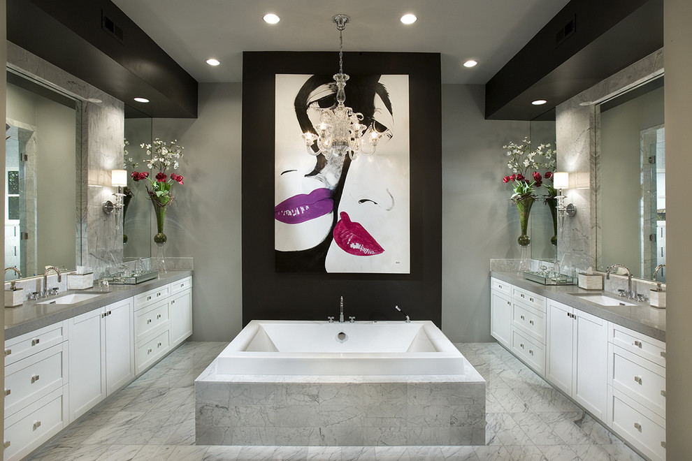 Foto di una stanza da bagno minimal con lavabo sottopiano, ante in stile shaker, ante bianche, vasca da incasso e piastrelle grigie