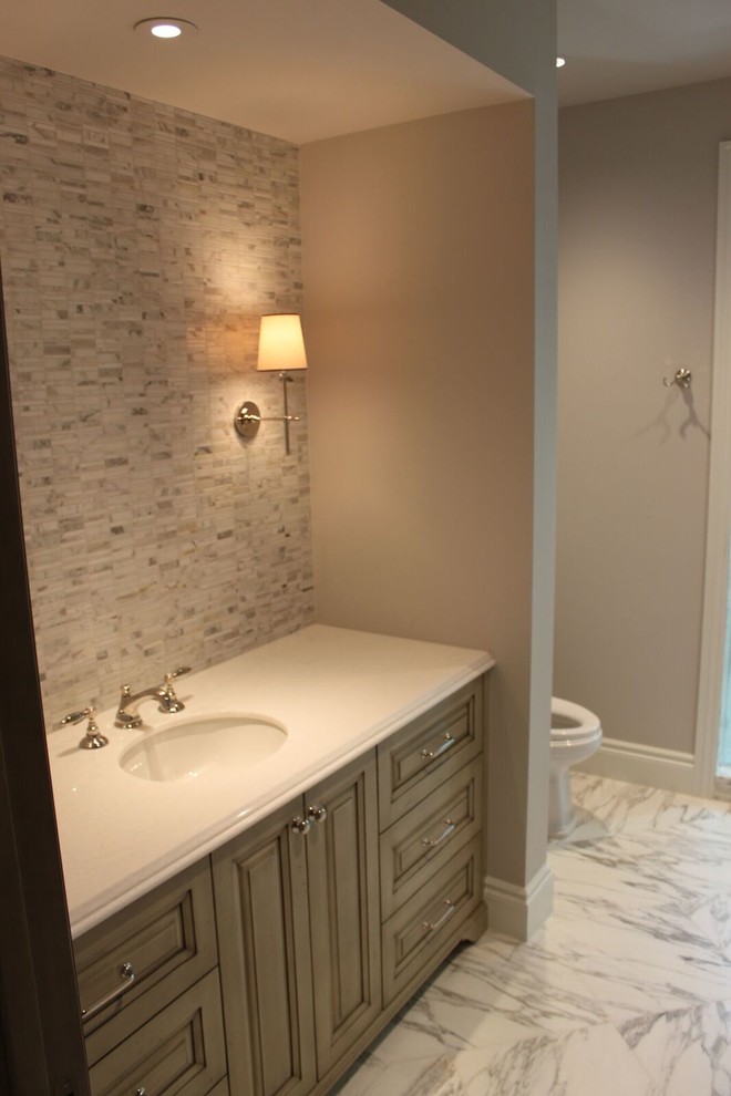Foto på ett vintage badrum, med luckor med upphöjd panel, grå skåp, vit kakel, stenkakel, grå väggar, marmorgolv, ett undermonterad handfat och marmorbänkskiva