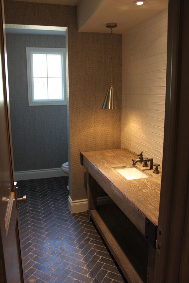 Modelo de cuarto de baño contemporáneo con baldosas y/o azulejos de cemento, suelo de piedra caliza y encimera de madera