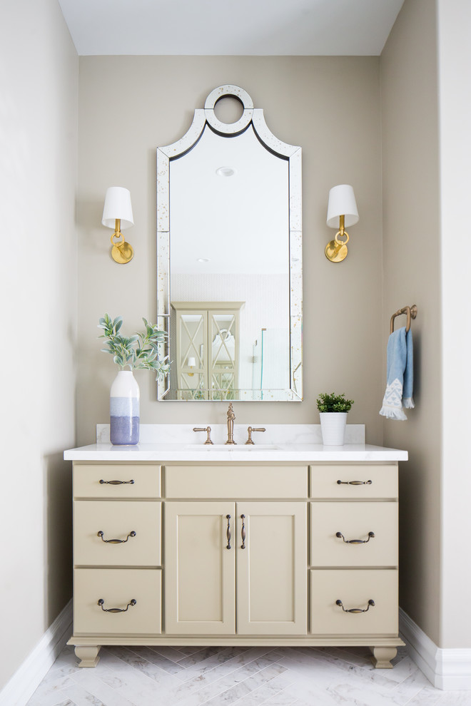 Diseño de cuarto de baño principal mediterráneo con puertas de armario beige, suelo de mármol, lavabo bajoencimera, encimera de mármol, paredes beige y suelo blanco