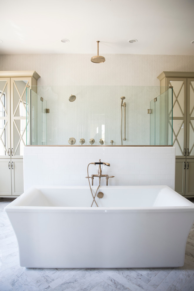 Foto di una stanza da bagno tradizionale con vasca freestanding, doccia doppia, piastrelle beige, piastrelle bianche e porta doccia a battente