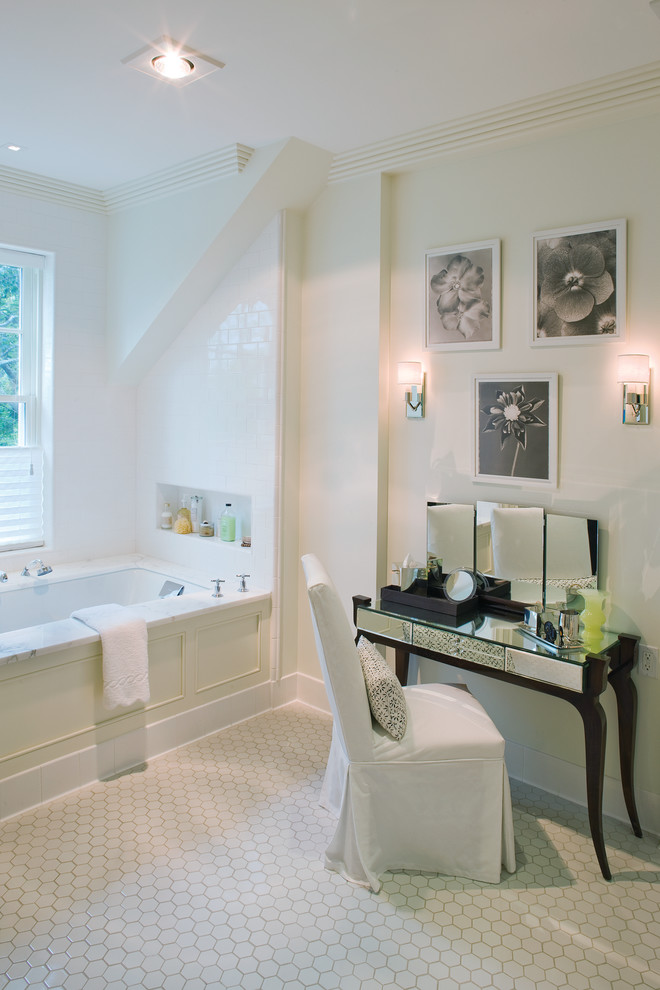 Immagine di una stanza da bagno padronale classica con ante nere, vasca da incasso, piastrelle bianche, piastrelle in ceramica, pareti bianche e pavimento con piastrelle in ceramica
