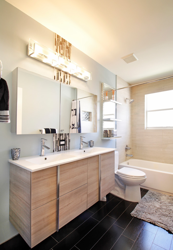 Пример оригинального дизайна: ванная комната среднего размера в современном стиле с плоскими фасадами, серыми фасадами, ванной в нише, душем в нише, раздельным унитазом, бежевой плиткой, керамогранитной плиткой, серыми стенами, полом из керамогранита, душевой кабиной, врезной раковиной, столешницей из искусственного кварца, черным полом и шторкой для ванной