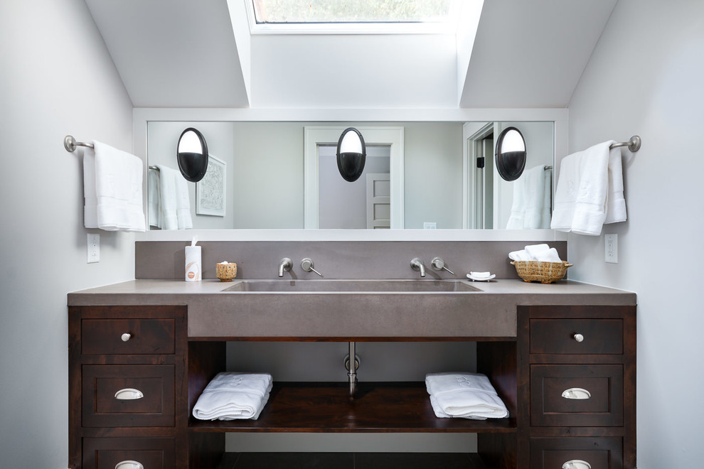 На фото: ванная комната в стиле рустика с фасадами в стиле шейкер, темными деревянными фасадами, серыми стенами, раковиной с несколькими смесителями, столешницей из бетона и зеркалом с подсветкой с