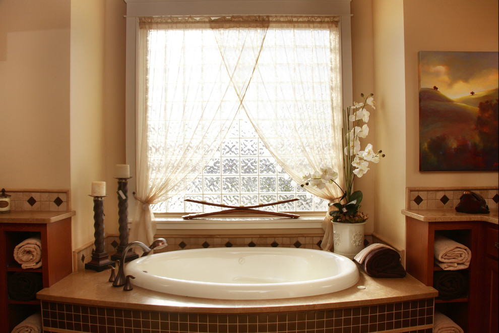 Ejemplo de cuarto de baño principal clásico de tamaño medio con bañera encastrada y paredes beige