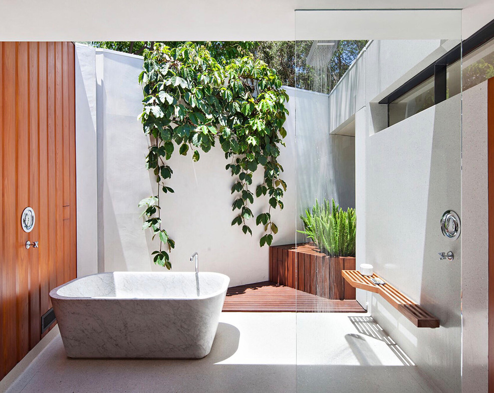 Immagine di una stanza da bagno padronale minimalista con vasca freestanding e zona vasca/doccia separata