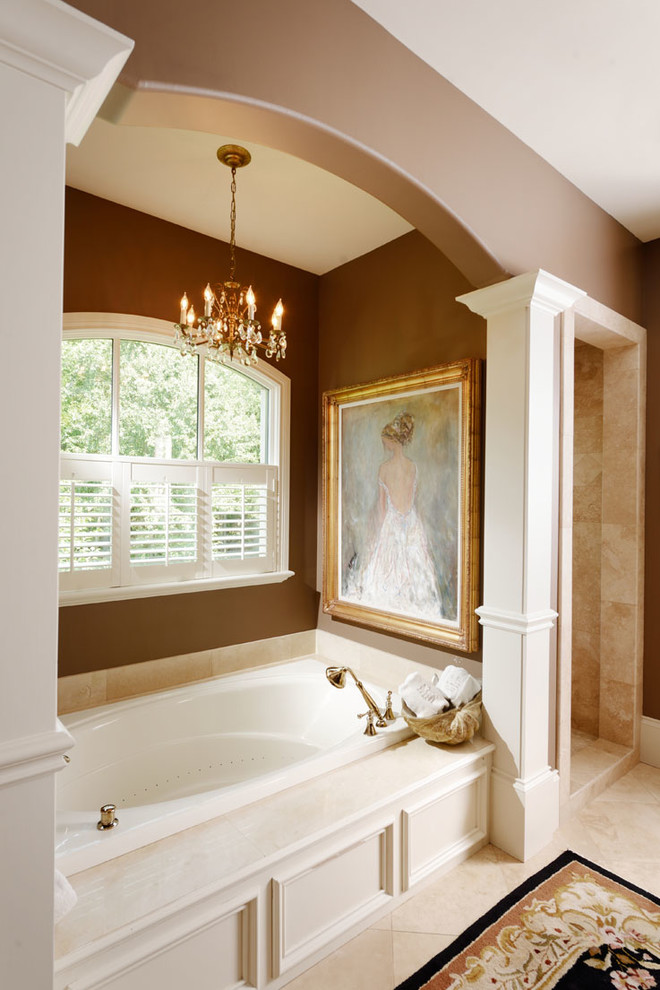 Inspiration för stora klassiska en-suite badrum, med luckor med upphöjd panel, vita skåp, ett badkar i en alkov, en dusch i en alkov, beige kakel, bruna väggar och klinkergolv i porslin