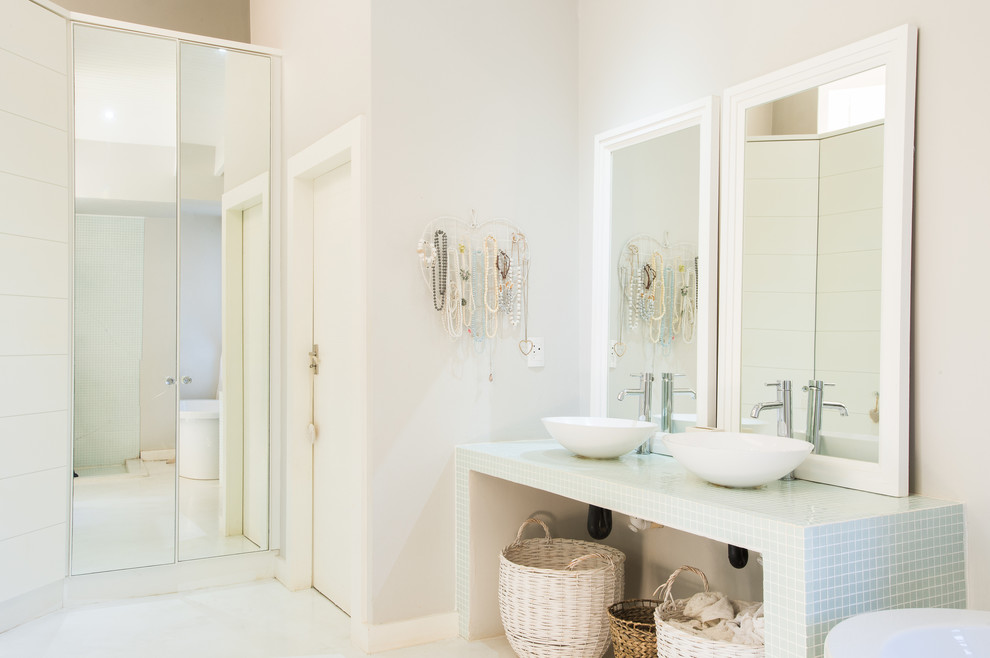 Ispirazione per una stanza da bagno design con lavabo a bacinella e pareti bianche
