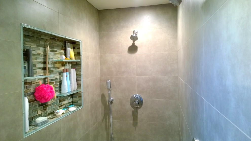 Bild på ett stort funkis en-suite badrum, med skåp i shakerstil, bruna skåp, ett fristående badkar, en dubbeldusch, flerfärgad kakel, glasskiva, grå väggar, klinkergolv i porslin, ett undermonterad handfat och bänkskiva i akrylsten
