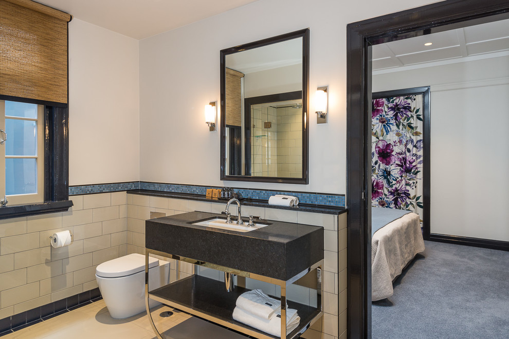 Exempel på ett stort klassiskt en-suite badrum, med vita skåp, ett undermonterat badkar, en hörndusch, en vägghängd toalettstol, vita väggar och klinkergolv i keramik