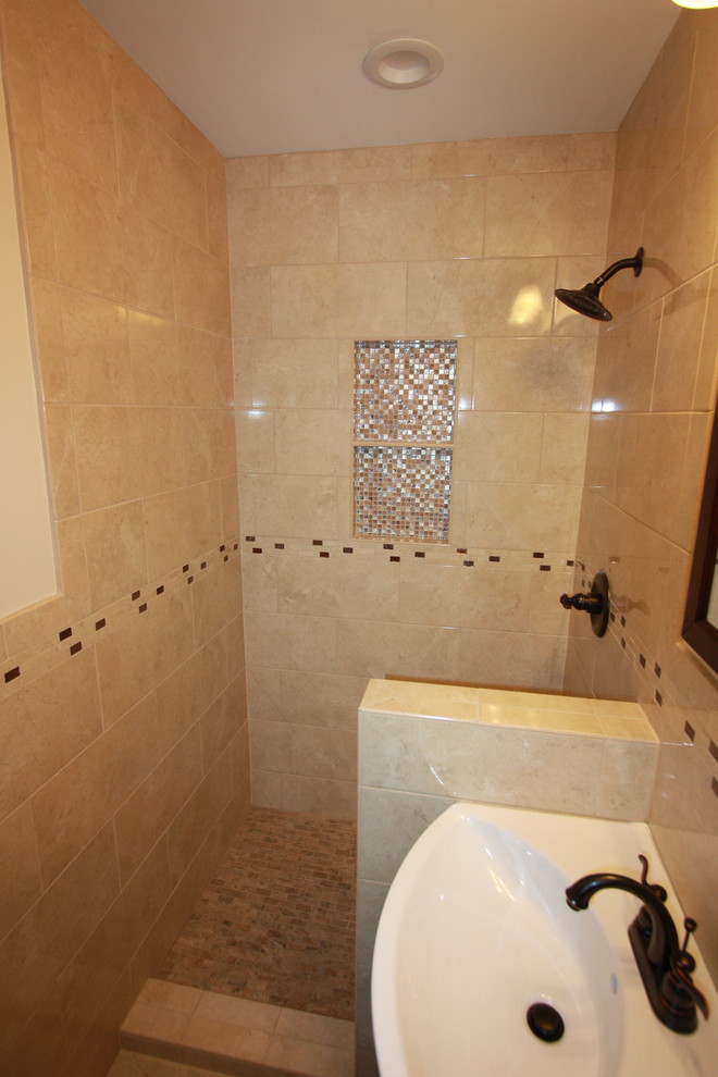 На фото: маленькая главная ванная комната в классическом стиле с открытым душем, бежевой плиткой, цементной плиткой, бежевыми стенами и полом из керамогранита для на участке и в саду